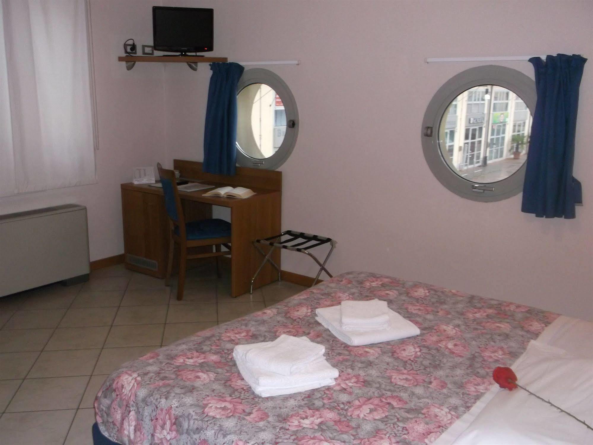 Albergo Meuble Abatjour Mântua Exterior foto